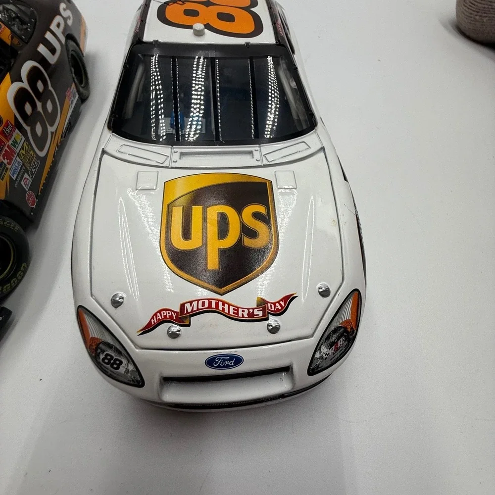 Dale Jarrett 88 UPS Ford Taurus 1:24 Diecast Set 2004‎ Mother's Day & Nextel Cup